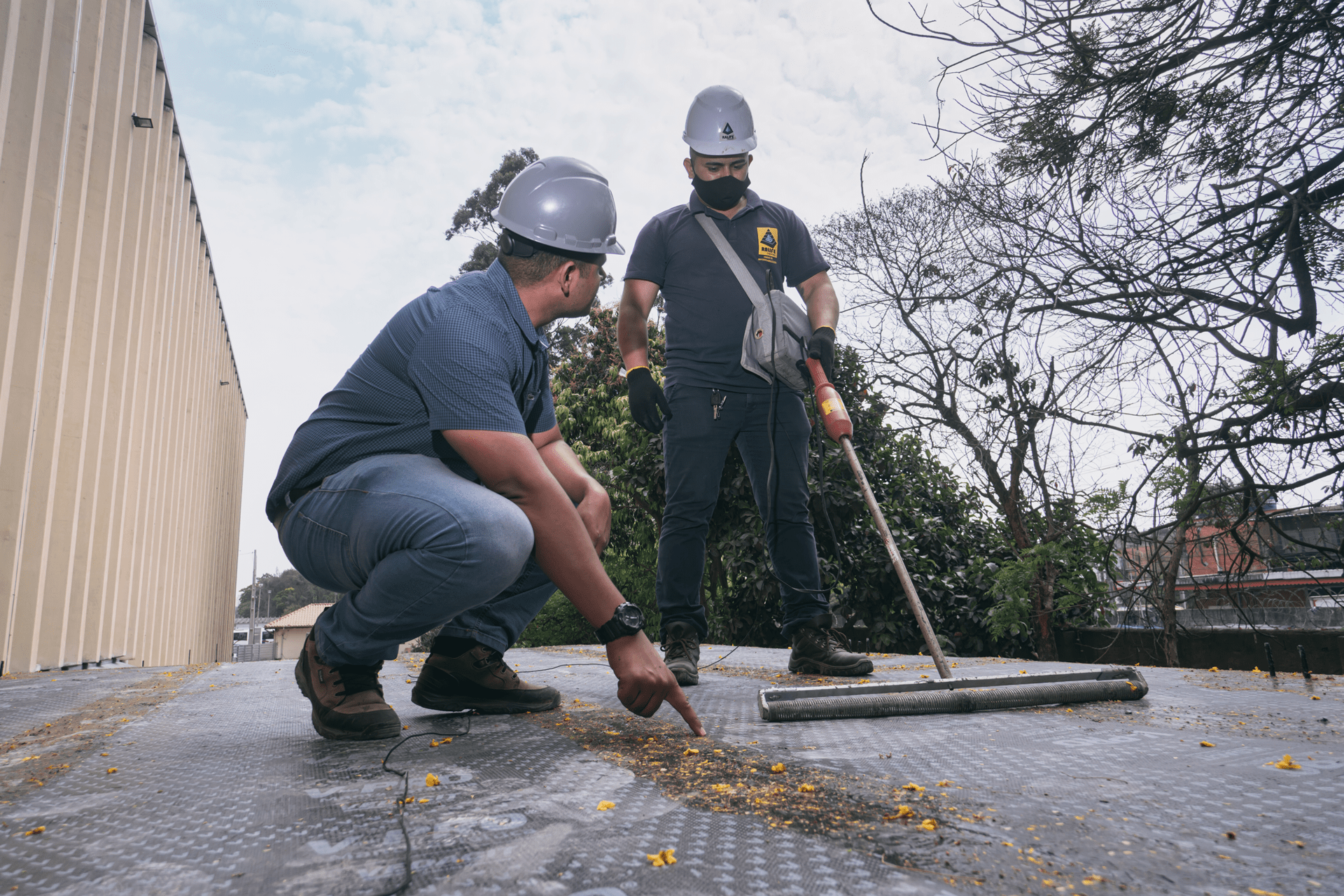 Indispensável em qualquer obra com impermeabilização, o teste eletrostático Holiday Detector é uma solução rápida e eficiente que atesta em poucos minutos a estanqueidade do seu sistema impermeabilizante.