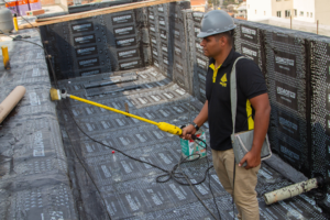 O teste de estanqueidade eletrostático em piscinas é a opção ideal para quem precisa testar a qualidade da impermeabilização e certificar que não há falhas