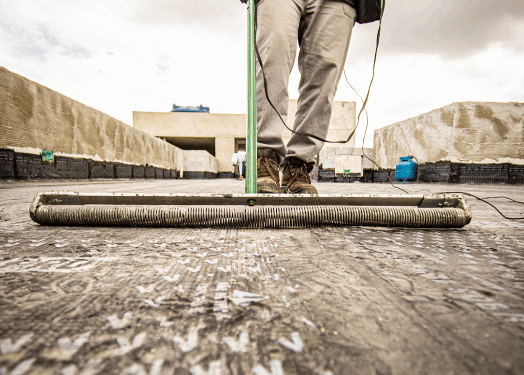 realização do teste de estanqueidade na obra hte engenharia